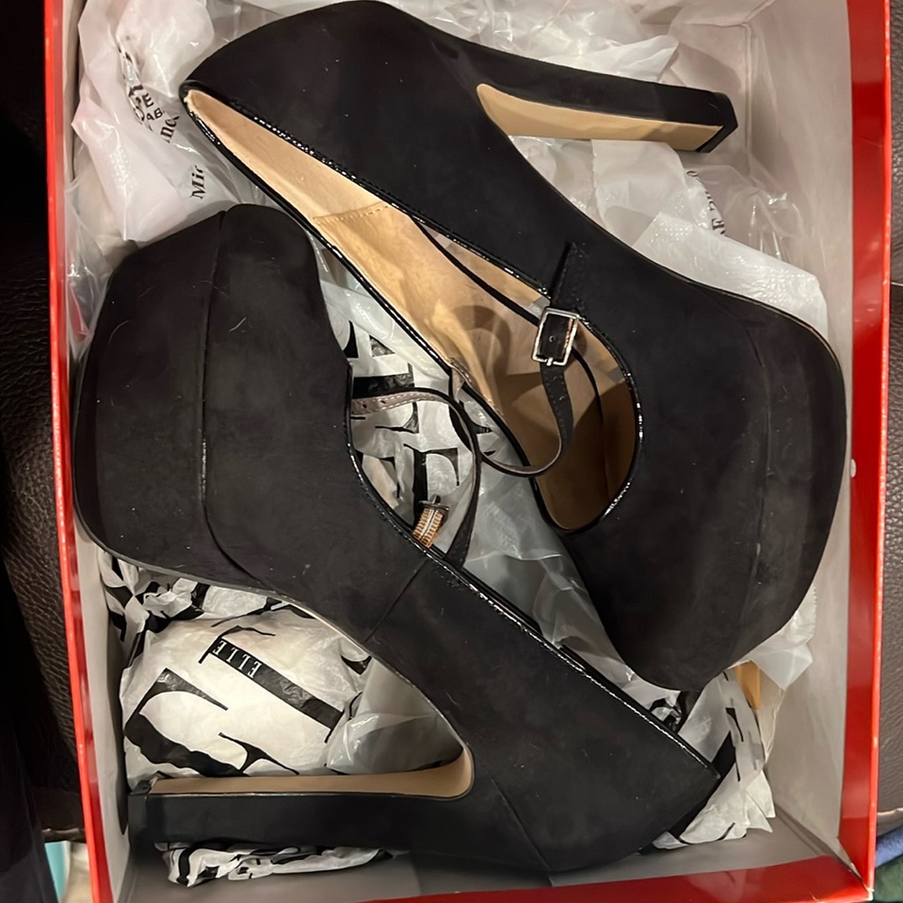 ELLE stiletto suede pumps! NEW IN BOX!!